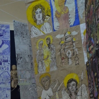 Полотна винесли між люди