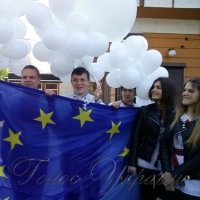 Прапор Євросоюзу над небом Хмельниччини