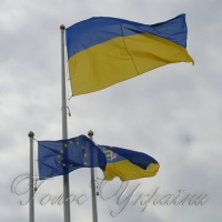 У прикордонному Ужгороді урочисто підняли прапори України і Євросоюзу
