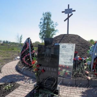 Душі живих травою не заросли...