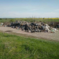 Сміттєвози розвантажуються уже не в тайних місцях, а серед дороги