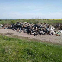 Сміттєвози розвантажуються уже не в потаємних місцях, а посеред дороги