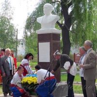 Депутат допоміг встановити монумент