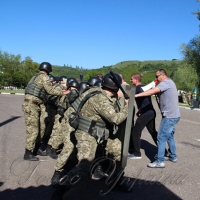Посадовців перевдягли у камуфляж і дали зброю