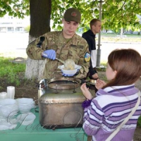 Дарували населенню добрий настрій, куліш і солодощі