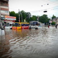 Тонуть авто, тролейбуси...
