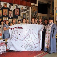 Вишита карта мандрує домівками