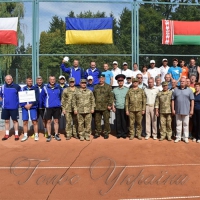 ...поранених бійців підтримують льотчики з ракетками в руках