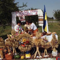 На святі — пишні короваї і... черства шкоринка