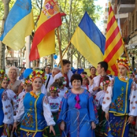 У національних строях під синьо-жовтими стягами пройшли Барселоною