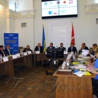 Вікно, через яке проходять туристи