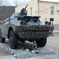 По горах їде і по воді пливе