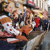 З піснями,  танцями та на конях