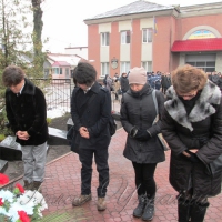 ...вклонитися прийшли гості з Японії