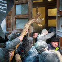 Так званий мирний протест закінчився спробою штурму Жовтневого палацу, де перебували діти