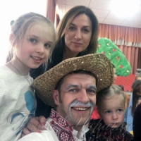 Геннадій Кривошея: «З Марійкою малюю, з Софійкою співаю, а з Андрійком у футбол граю...»
