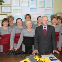 Усі вчителі вдягли однакові сукні