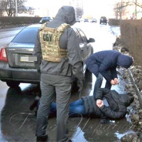На хабарі спіймали... працівників поліції