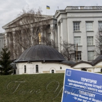 Чи законні церковні споруди на території Музею історії?
