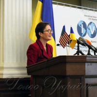 Напрацювати програму для сприяння розвитку країни