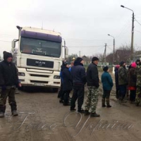 Блокують трасу, бо проїхати нереально