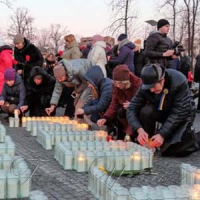 Запалили свічки та вклонилися патріотам