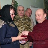 Нагороду сина батькам вручили в школі...