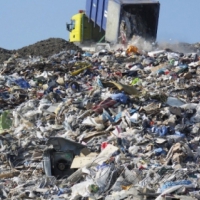 Спільноту вчать заробляти на смітті