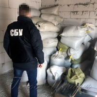 ...бурштин  вилучають тоннами
