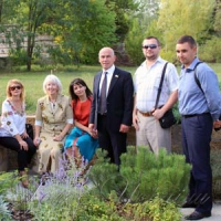 Засівала землю добром і квітом...