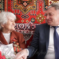 У небо запустили червоний мак