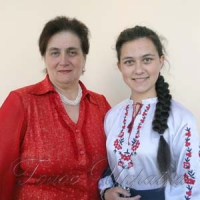 Відчуває мелодику і барви рідної мови