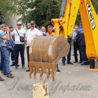 Краном носили воду, екскаватором забивали цвяхи