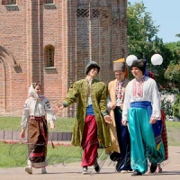 Екскурсії проводять Мазепа і Мотря Кочубеївна