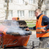 Спочатку на кухонній пательні почав «смажити» асфальт...