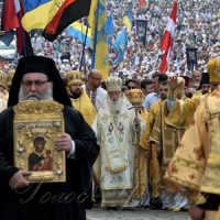 Всевишній осінив хрестом Дніпровські гори, Київ і наш народ