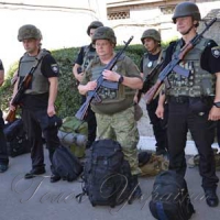 Співробітники поліції допомагають колегам