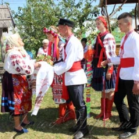 Бабусі відтворювали весілля разом з онуками