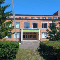 Двері школи залишаються опломбованими