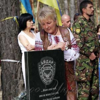 Станемо на коліна перед матерями та дружинами Героїв