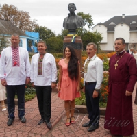 А в Нечимному лише дуби шуміли, або Чи потрібна скупим поезія