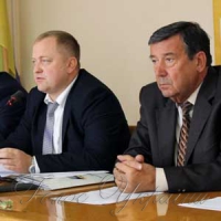 Документи біжать позаду