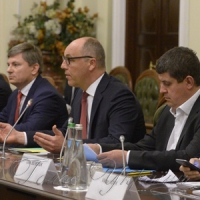 Нам доводиться одночасно, долаючи російську агресію, проводити реформи