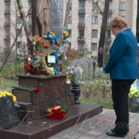 Меркель вшанувала Героїв