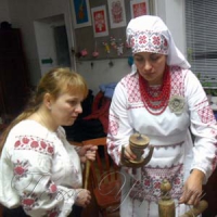 Веретенце співає, кужілочка шумить...