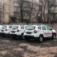 Медики сідають в авто