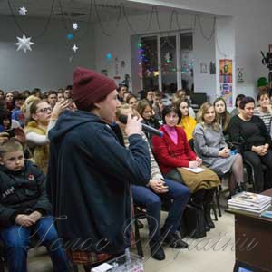 Схід читає і чекає