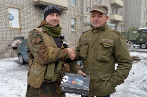 Німецький офіцер допомагає військовим