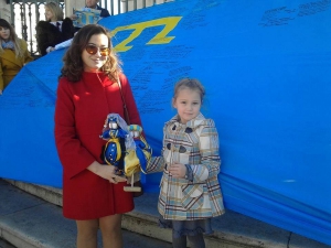 Кримськотатарський прапор розгорнули у столиці Португалії, а річкою Тежу попливли паперові кораблики