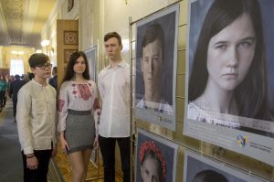 Під кожною світлиною — вислів про війну, яка забрала найдорожче